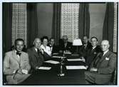Vid bordets kortända Flink.
Sittande längst till höger disponent Leon Hedenmo.

Foto 1949-09-03.
