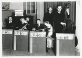 Blue Star dansorkester. Interiör från Pianomagasinet, Frejagatan 3, Kalmar. Från vänster: Sven Karlsson-Kalmbäck - trumpet, Bertil Hammerth - Altsax, Gunnar Hammerth - piano, Tore Backlund - gitarr, Olle Abrahamsson - trummor, Allan Hill - kontrabas.

Foto 1942-11-01