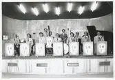 S M F, Svenska Musikerförbudetsorkester, avdelning 44. Från vänster: Harald Karlsson-Lemje - trombon, Alf Widerberg - trumbet - klarinett - tenorsax, Arne Gårdinger - trumbet, Olle Palmér - kontrabas, Ove Rosdal - altsax - klarinett - violin - dragspel, Lennart Gustafsson - trummor, Thor-Ebbe Karlsson - klarinett - altsax, Sten 