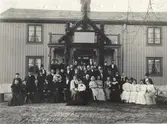 Guldbröllopdagen 1906, Jeansson familjen. Johan Julius Jeansson, grosshandlare och riksdagsman, gift med Emma Parrow 1859. Barn: Anna - Bertha, gift Elfversson - Clara, gift Törnblom. Ernst godsägare på Källstorp, hade Källstorps mejeri, Nygärde tegelindustri tillsammas med brodern Ragnar L. John, konsul, Kalmar Ångkvarn, Kalmarsundsbolaget, Kalmar varv. Gerda - Hugo, ingenjör på Kalmar Ångkvarn. Gerda, gift Melander, rektor. Gustaf, godsägare, Berga Sigrid, gift Sellgren. Ragnar L., direktör 