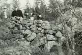 Från vänster: Elmer Borgstrand, Kråkshult. Ernst Andersson, Pelarne, kyrkvärd. D. Nyberg, Mariannelund, kamrer. Jonsson, Rostorp, lantbrukare. Stenmur vid Hjortkullen.