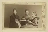 Från vänster: 1. Sedemera fru Ida Andersson, maka till grosshandlaren Axel Andersson (Boende i J.V Johanssons hus vid Stortorget, 2. Edla Lindblom, musiklärarinna, 3. Lotten Lindblom, gift med doktor Fagergren, Konradsberg.