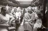 Amatörfoto taget inuti en fullsatt buss möjligen med Ellen Warholm i blickfånget.