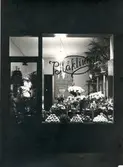 Blomsterhandel på Smålandsgatan. Fastigheten var färdigbyggd cirka 1934-35.