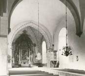 Interiör mot altaret och predikstolen i Gärdslösa kyrka efter restaureringen 1957-1558.