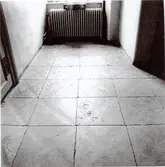 Kritat stengolv i nedre förstugan i en fastighet på kvarteret Gästgivaren.