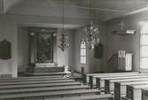Altaret i Emmaboda kyrka. Altartavlan är målad av Gunnar Theander och skänktes till kyrkan 1935.