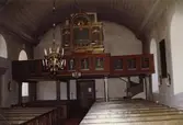 Interiör mot orgelläktaren i Mortorps kyrka.