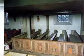 Kyrkbänkar med dekor i Mortorps kyrka.