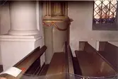 Kyrkbänkar i Mortorps kyrka.