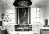 Altaret i Dörby kyrka. Altartavlan är utförd 1843 av  Sven Gustaf Lindblom med motivet Kristi nedertagande från korset.
