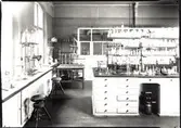 Kalmar Kemiska Station. Laboratorium med laboratoriekärl, flaskor och provrör.