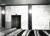 Interiör från Saga-biografen med väggmålningar av Vicke Lindstrand.
