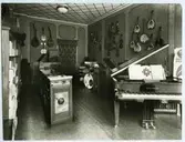 Hirschs Pianomagasin.