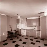 I samband med att byggandet av hyreslägenheter tog fart under 1950-talet började byggmästare Ivar Tegnander tillverka egna köksutrustningar. Verksamheten expanderade och under 1960-talet bildades AB Standardsnickerier, senare Kalmarkök, som tillverkade köksinredningar för såväl flerbostadshus som villor. Verksamheten bedrevs i kvarteret Giraffen. När den upphört övertogs lokalerna av Kooperativa Förbundet som öppnade Obs! stormarknad.