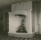 Björkmossa n:r 1. Spisen i stora rummet i Gästgivaregården.