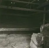 Interiör av bastun från dörren.