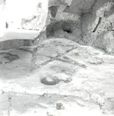 Voxtorps kyrka. Utgrävning av den medeltida kyrkan. Detalj av vägg i sandsten med konsekrationskors.