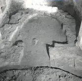 Voxtorps kyrka. Utgrävning av den medeltida kyrkan. Den medeltida golvnivån med absiden.