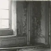 Fönsternisch och träpanel i Vinäs herrgård.