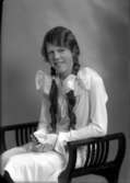 Ateljébild på en flicka i hårrosett. Enligt Walter Olsons journal är bilden beställd av Vera Jakobsson.