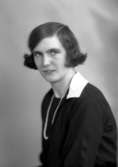 Ateljébild på en kvinna i halsband. Enligt Walter Olsons journal är bilden beställd av Jane Palmberg.