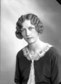 Ateljébild på en kvinna i halsband och spetskrage. Enligt Walter Olsons journal är bilden beställd av Ingrid Wennberg.