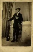 Kramer, Albert med ett gevär. Grosshandlare. Levde mellan 1818 - 1899.