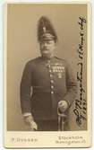 Bergstrand, Hj. Skarpskytt. Femtes kompaniets chef 1891. Han håller i en värja.