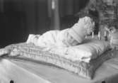 Ateljébild på ett barn med luva. Enligt Walter Olsons journal är bilden beställd av herr Ivar Pettersson.