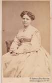 Text på fotots baksida: Mathilda Augusta Cronhamn (f Lönngren).

Hustru till J P Cronhamn. Gift 1855.