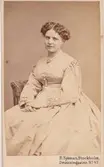 Text på fotots baksida: Mathilda Augusta Cronhamn (f Lönngren).

Hustru till J P Cronhamn. Gift 1855.