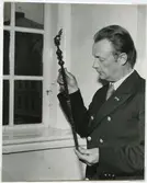 Karl Höijer, rådhusvaktmästare med Kalmar stads alnslikare.