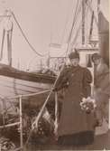 Elvira Bergman på ångfartyget Thjelvar vid Circus Bergmans avresa från Kalmar 1895.