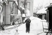 Bilder på familjen Pettersson.
Allan på gården på Västerlånggatan vintern 1938.