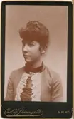 Dagmar Sellergren.
Carl de Shàrengrad Kongl. Hof-Fotograf 39, Östergatan 39, Malmö.
