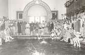 Bild tagen i varmbadhuset i Kalmar. Barn badar i en bassäng.