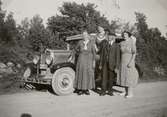 Algutsrumbor på biltur. Ragnar Larssons andra bil, en Chevrolet modell 1929.
På bilden från vänster Jenny Forsman, fosterdottern, Evald Forsman samt Ragnar Larssons hustru Anna Larsson.