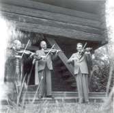 Kalmar läns fornminnesförening hembygdsdag 1949. Folk som spelar fiol.