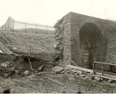 Kalmar slott, västra vallen. Fyndplats för kranium = spadens handtag. 

Jämför uppmätn.ritn.

Foto: G. Magnusson februari 1967