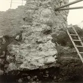 En arkeologisk undersökning på Kalmar Slott. Förborgen, sydvästra hörnet. Genomskärning av västra vallen intill schaktet.