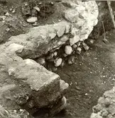 En arkeologisk undersökning på Kalmar Slott. Förborgen, sydvästra hörnet. Trappan i murhörnet, från nordöst.