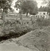 Det i öst-västlig riktning dragna schaktet (nr 1), det vill säga parallellt med kyrkans långsida.

Fotograferat mot sydväst.

Foto: M.Ockborn/E.Rehme.