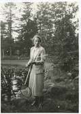 Kronprinsessan  Louise fiskar kräftor vid Emån 1930-talet.