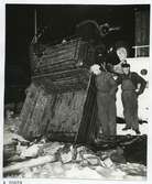 Olycka i Tullhamnen.
Lastbil åker av någon anledning av postångaren Öland, slutet av 1940-talet.