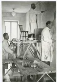 Prins Eugen dekorerar i Kalmar Nya Läroverk när det byggdes 1932-34.
Stående till vänster målarmästare Erik Lönnergren, Kalmar.