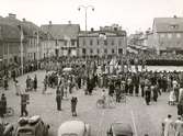 Svenska flaggans dag firas på stortorget i Kalmar 1943. F12, FO-staben, Lottakåren med flera försvarsorganisationer medverkar.
