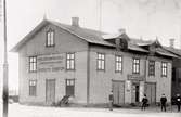 Magasin i Kalmar hamn. Byggdes av Söderbergh (nu Sveabolaget).
1890 - T.R.G.N. 21738.