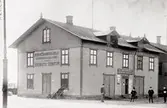 Magasin i Kalmar hamn. Byggdes av Söderbergh (nu Sveabolaget).
1890 - T.R.G.N. 21738.