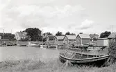 Stensö fiskeläge. Små öppna båtar i hamnen.